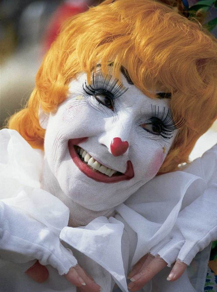 clown-make-up-kvinna-vit-ansikte-röd-näsa-gul peruk