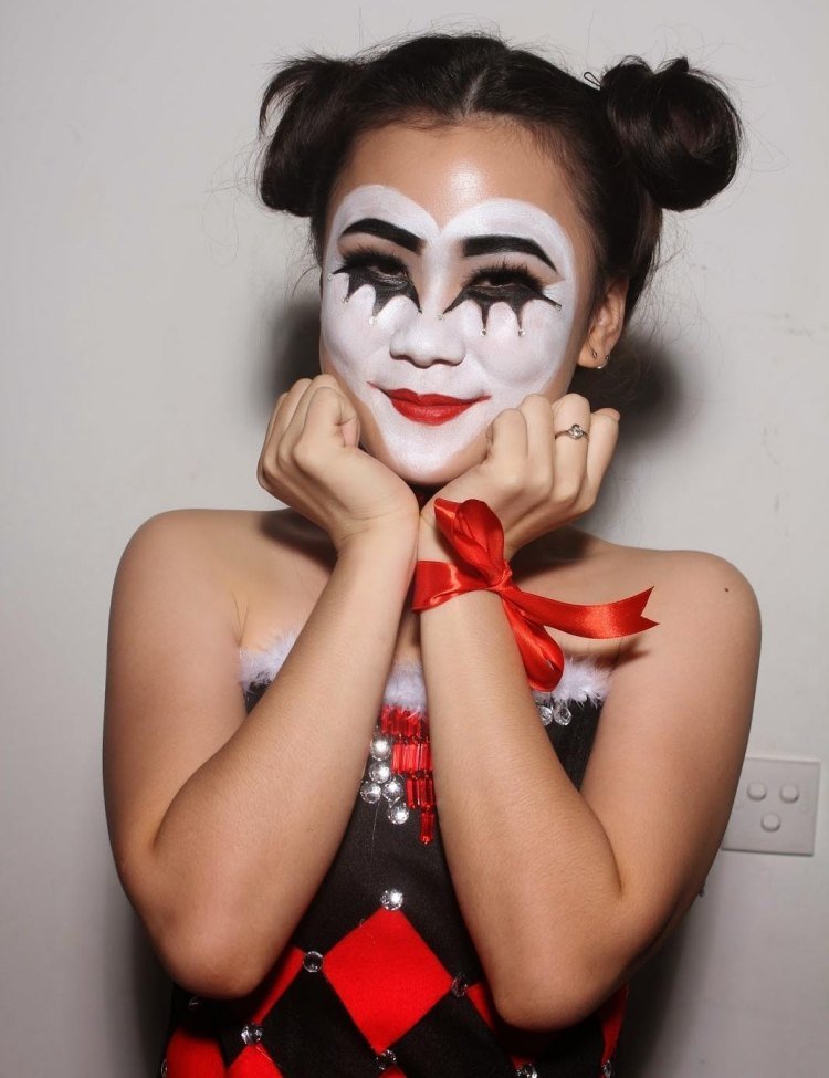 clown-smink-instruktioner-tjej-svart-vit-röd-diamant