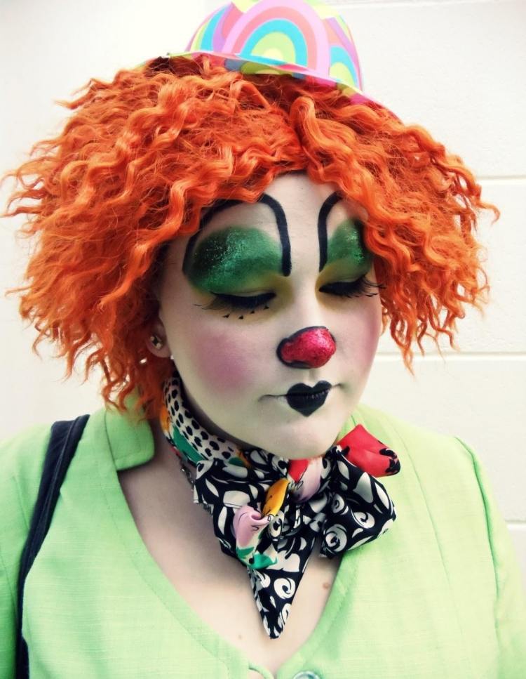clown-smink-instruktioner-kvinna-konstnärlig-smink-peruk-orange