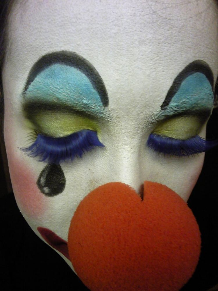 clown-smink-instruktioner-ansikte-smink-röd-näsa-falska ögonfransar
