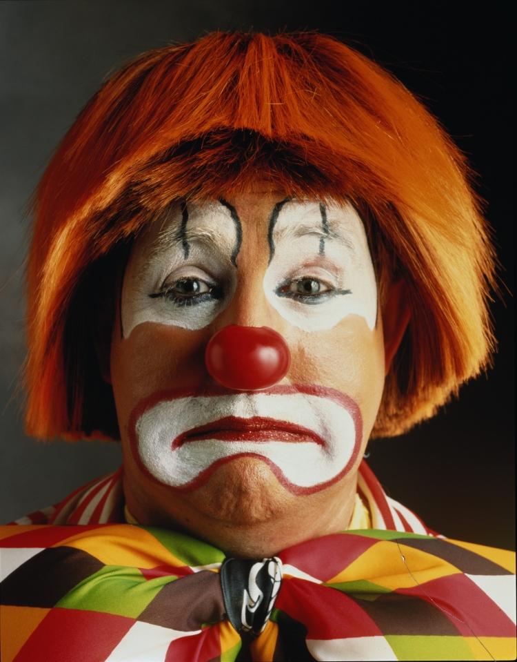 den-sorgliga-clown-smink-instruktion-idéer-för-halloween-karneval-peruk-röd