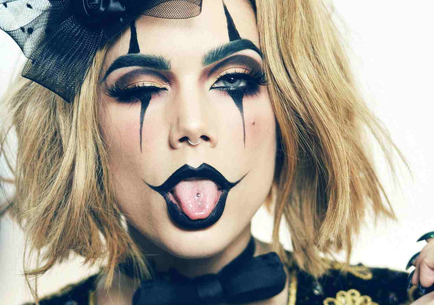 Halloween smink kvinna gör bara clownkostym själv
