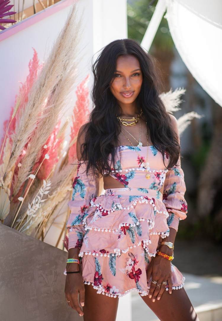 coachella 2019 rosa hippie miniklänning broderi