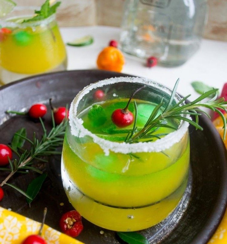 Dekorera cocktails med en kvist sockerbetor och rosmarin