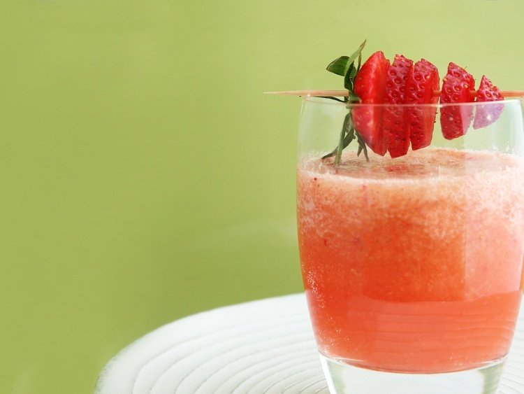 sommar-cocktails-dekorera-jordgubbe-tandpetare
