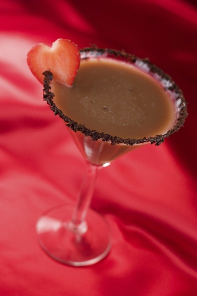 cocktails-dekorera-choklad-likör-chokladspån-kant