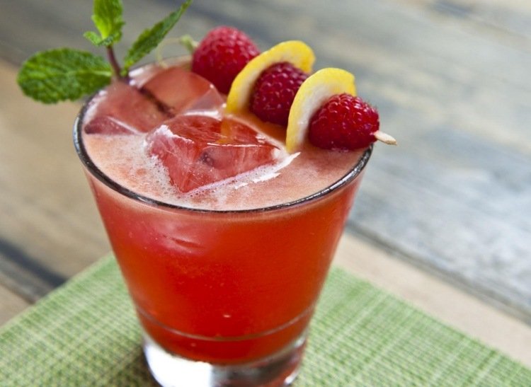 Dekorera cocktails -frukt-pinnar-citron-hallon