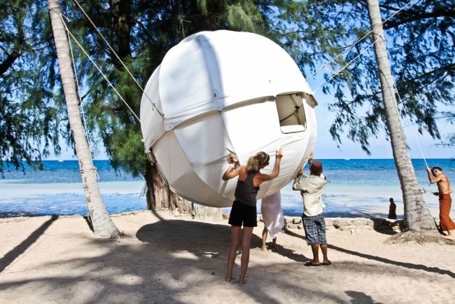 Treehouse cocoon hängande tält strand övernatta
