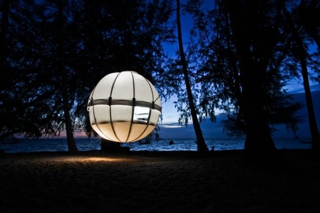 Treehouse tält hängande säng cocoon tree koncept belysning