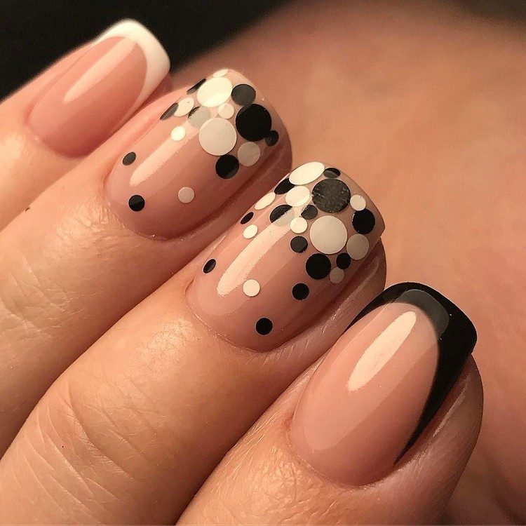 Fransk manikyr i svarta korta naglar Design konfetti naglar