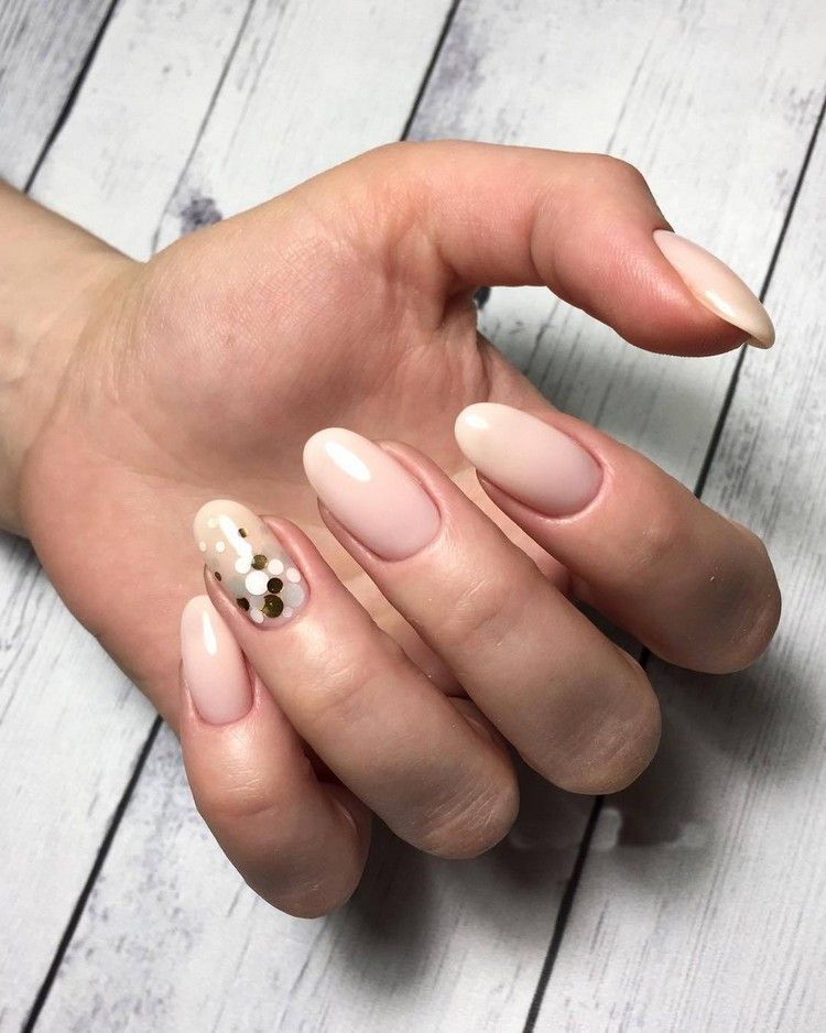 Naken nagellack trend naglar i mandel form konfetti naglar