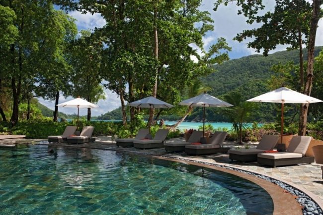 Hotel Seychellerna Constance Ephelia pool solstolar landskap