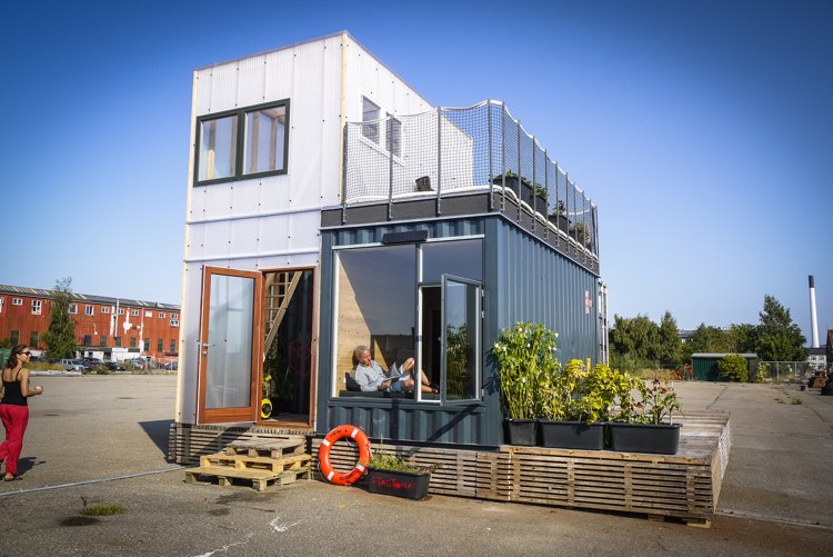 Containerlägenhet-studentbostad-koncept-hus-terrass-containerbyggande