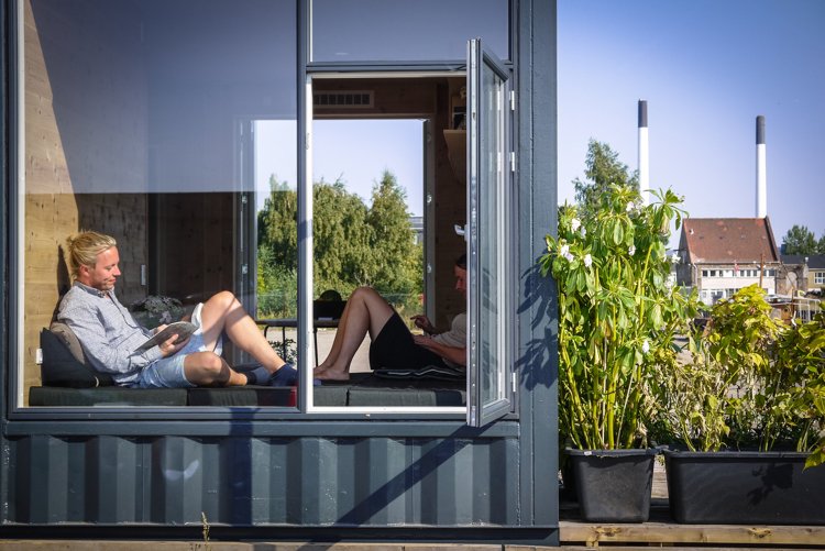 Behållare lägenhet-sovsal-koncept-rum-fönster-terrass-glas