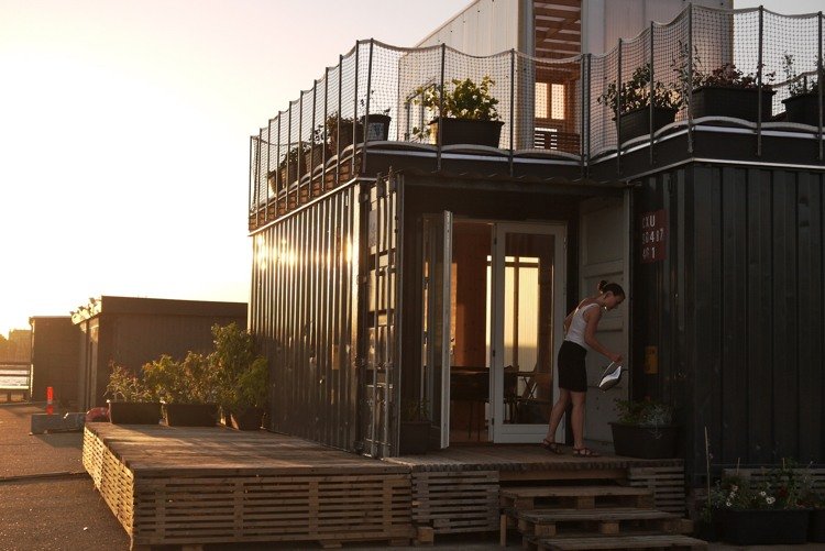 Containerlägenhet-studentboende-koncept-terrass-pall-modern-funktionell