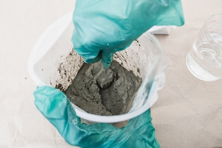 cool-tinker-idéer-betong-levande-diy-firlande-blandning-cement-vatten-handskar