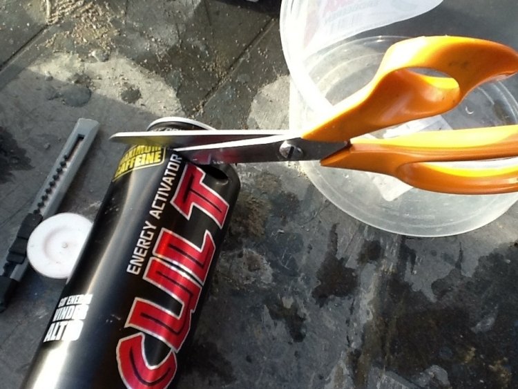 cool-tinker-idéer-betong-levande-diy-ljusstake-aluminium-burk-sax-klippning
