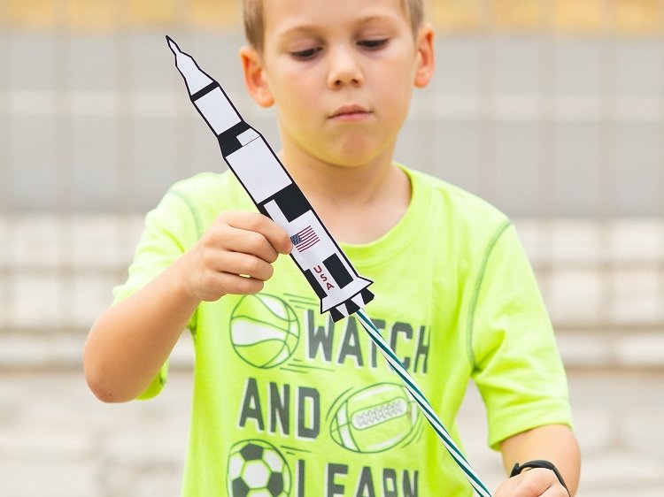 Coola idéer för 10 -årig pojke som gör flygraketinstruktioner