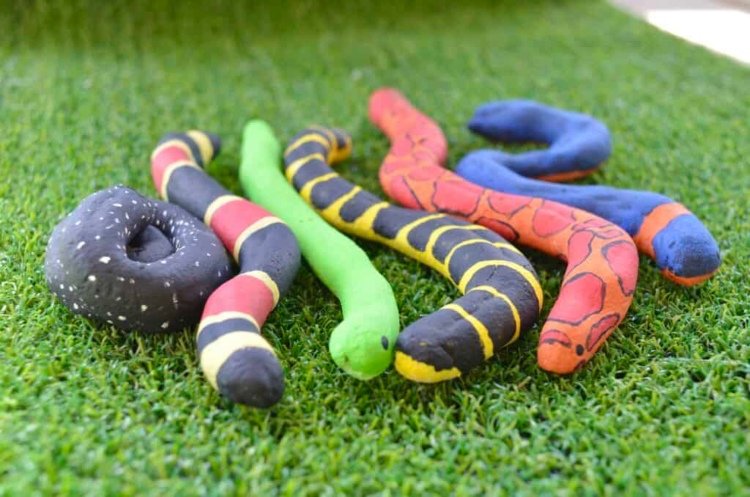 Coola hantverksidéer för 10 -åriga pojkar ormar gjorda av salt deg
