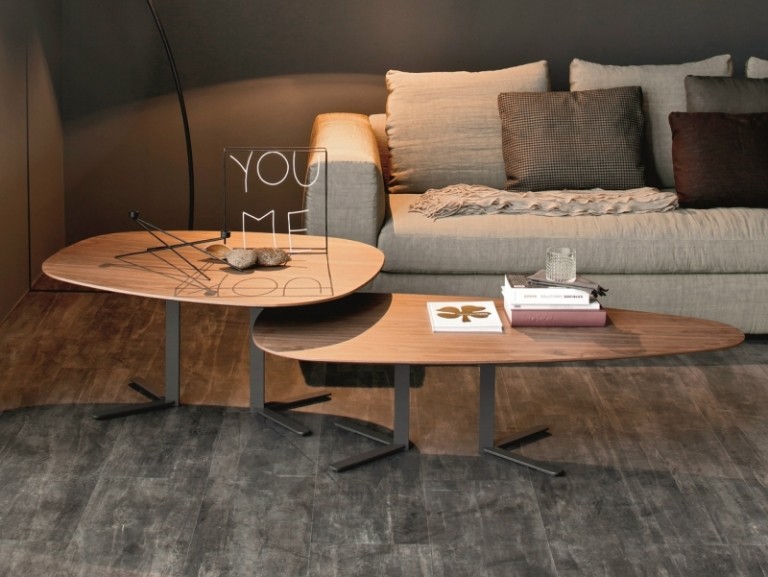 Cool-soffbord-trä-tallrik-metall-ben-soffa