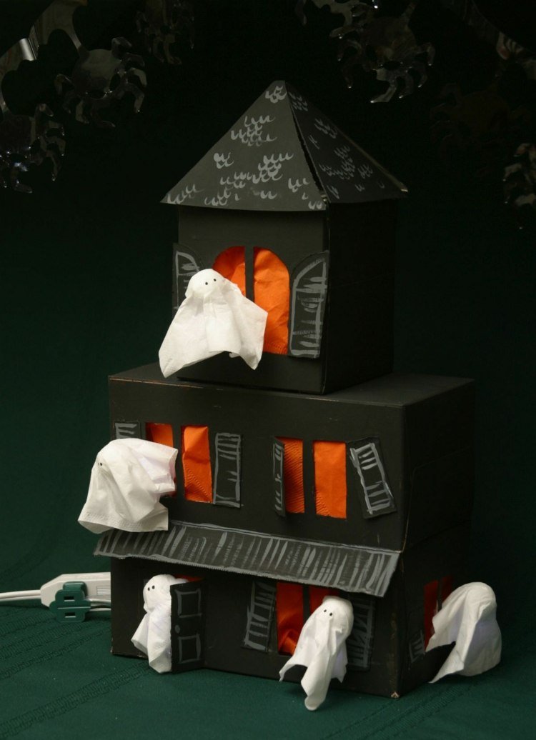 Återvinn material för hantverk - kreativt spökhus i svart tillverkat av lådor