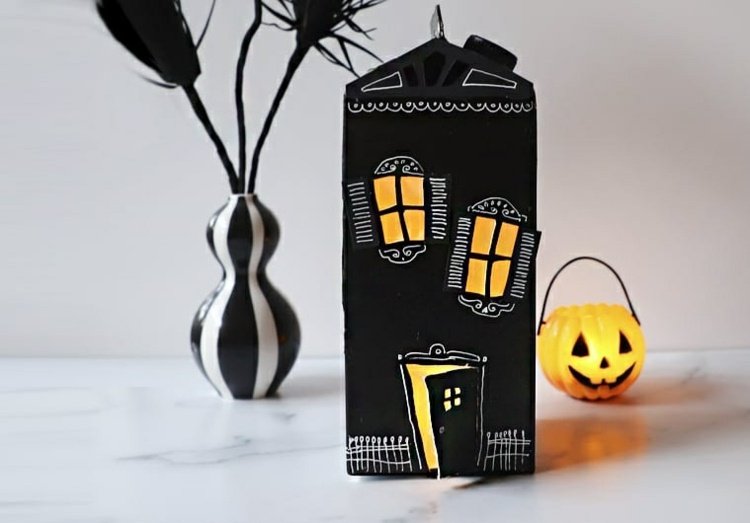 Halloween hantverksidé med mjölkkartong och akrylfärg som lykta med LED -ljus
