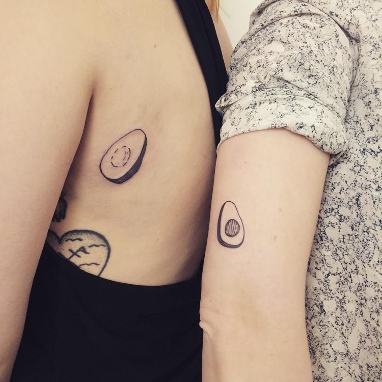 Vänskap tatuering kvinnor avokado halvor arm