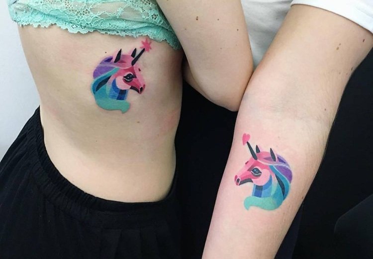 Vänskap tatuering enhörning färgglada revben arm
