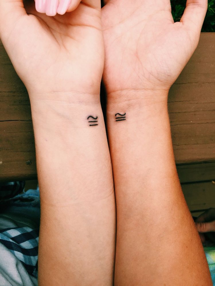 kongruenssymbol liten tatuering annorlunda men densamma