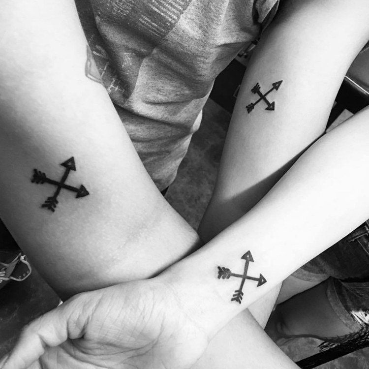 Vänskap tatuering man kvinna pilar korsade handleden arm