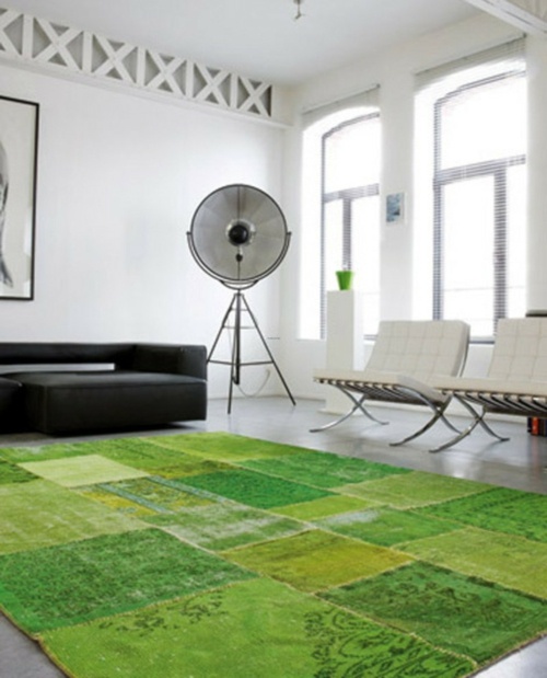 modern-city-lägenhet-grön-matta-vita-möbler
