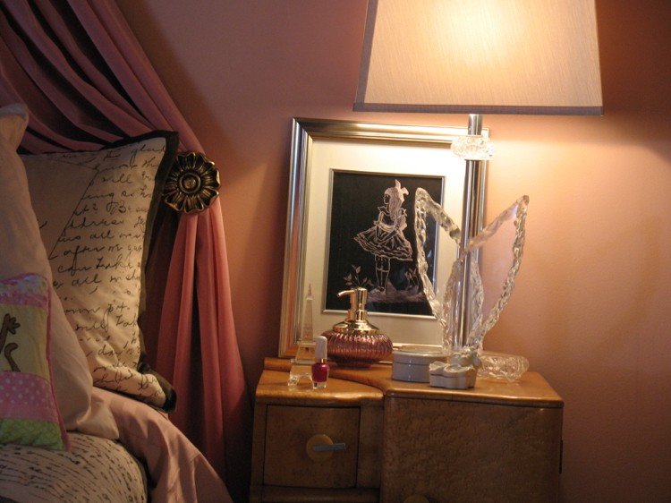 Teenage girl ideas Alison bordslampa rosa väggfärg nattduksbord