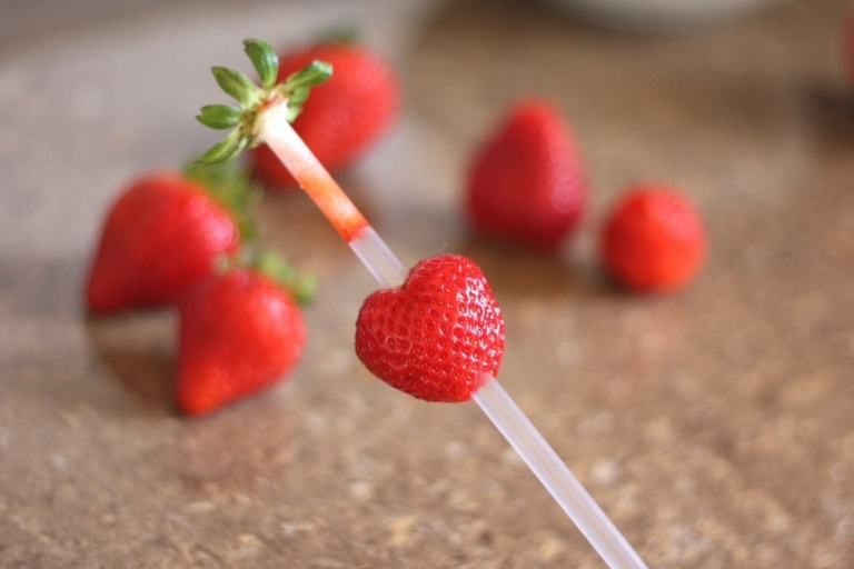 Life Hacks for the Kitchen Strawberry Drinking Straw