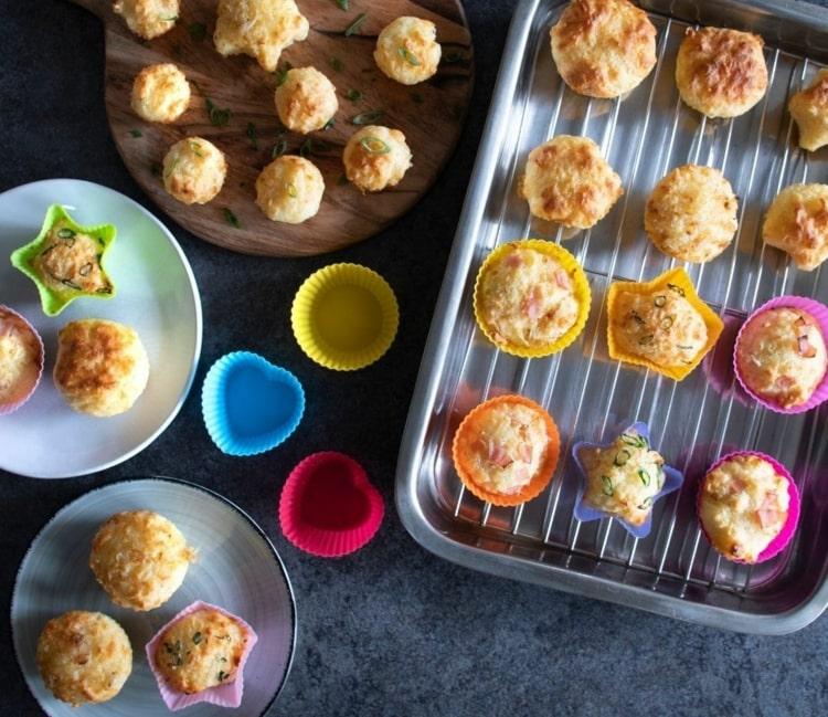 Förbered en utsökt skolfrukost med smördeg, korv och ost i muffinsformen