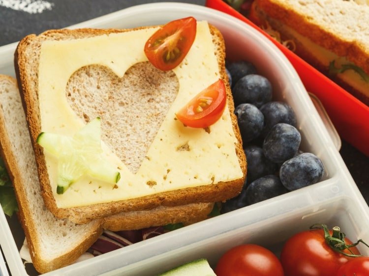 Enkla idéer för ett intressant frukostpaket - lägg ett hjärta på en ostskiva