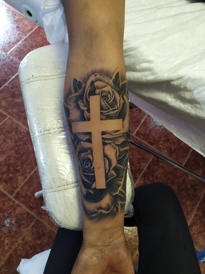 Cross tattoo design idéer underarm tatuering motiv smärta tatuering vård