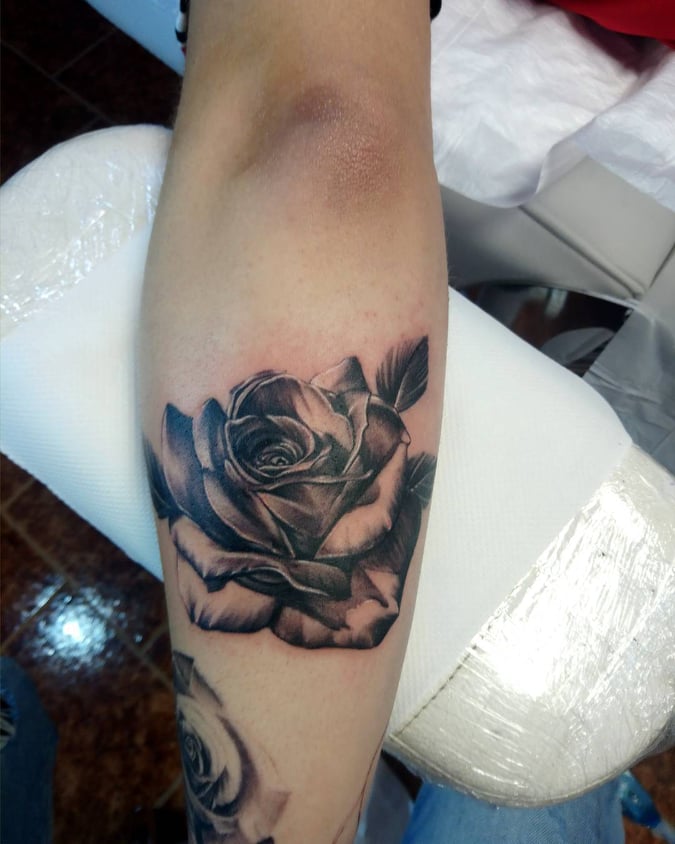 Rose blommor tatuering motiv coola tatueringar trender underarm tatuering design kvinnor små