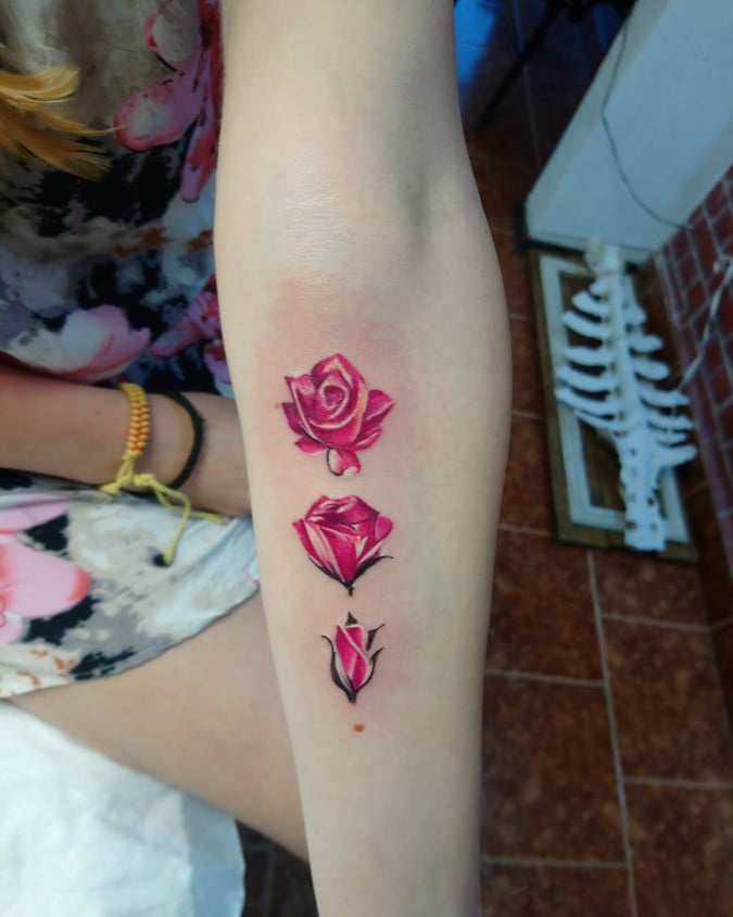 Rose blommor tatuering motiv underarm coola tatueringar kvinnor akvarell tatuering design