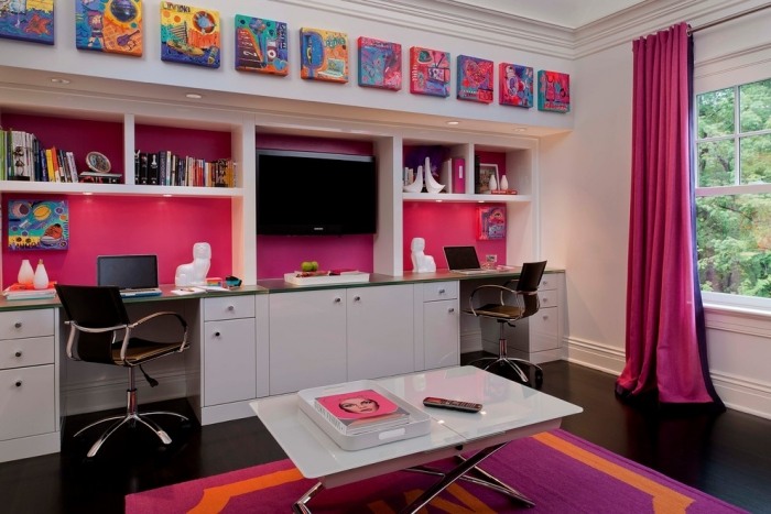 Färgdesign-ungdomsrum-för-tjejer-skrivbord-stolar-gardiner-lila