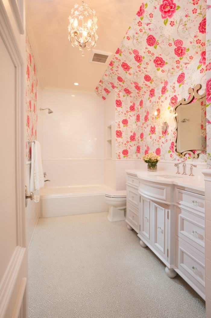 flickrum-med-badrum-design-med-tapeter-rosa-mönster-vita-möbler