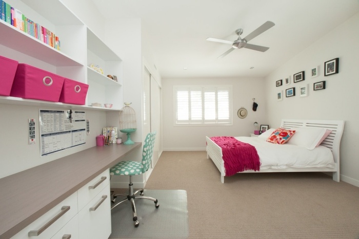 Tonåring-för-tjejer-design-puristiska-rosa-accenter-vita-möbler