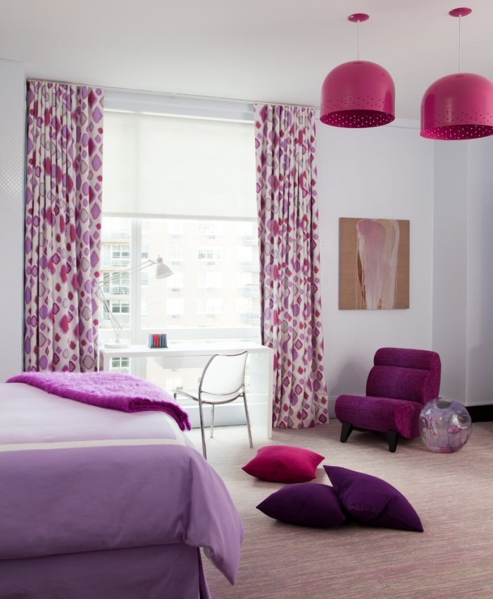 Design-interiörer-lila-blommig-mönster-gardiner-lampskärmar-tjejerum