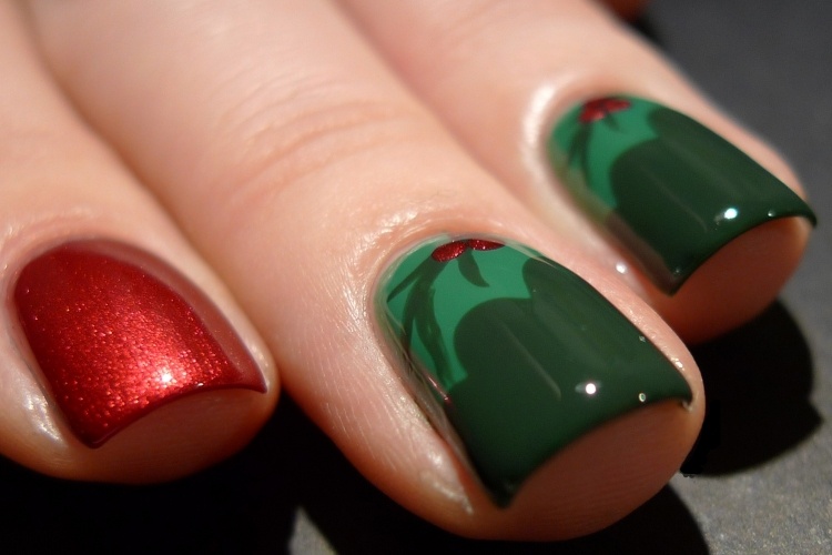 Nageldesign för jul och nyårsafton -bilder-grönt-rött-skimmer-rött-bär