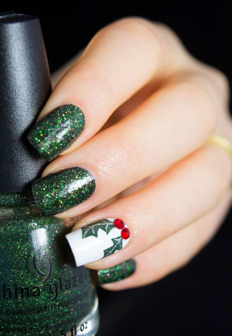 Nageldesign för jul och nyårsafton -bilder-grönt-skimrande-glitter-rött-bär
