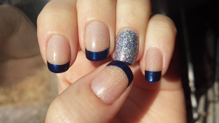 nageldesign-jul-nyårsafton-bilder-glitter-transparent-elegant-mörkblå