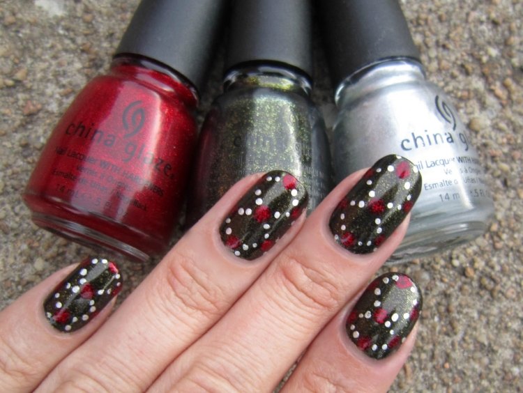 nageldesign-jul-nyår-bilder-mörk-guld-effekt-skimmer-prickar