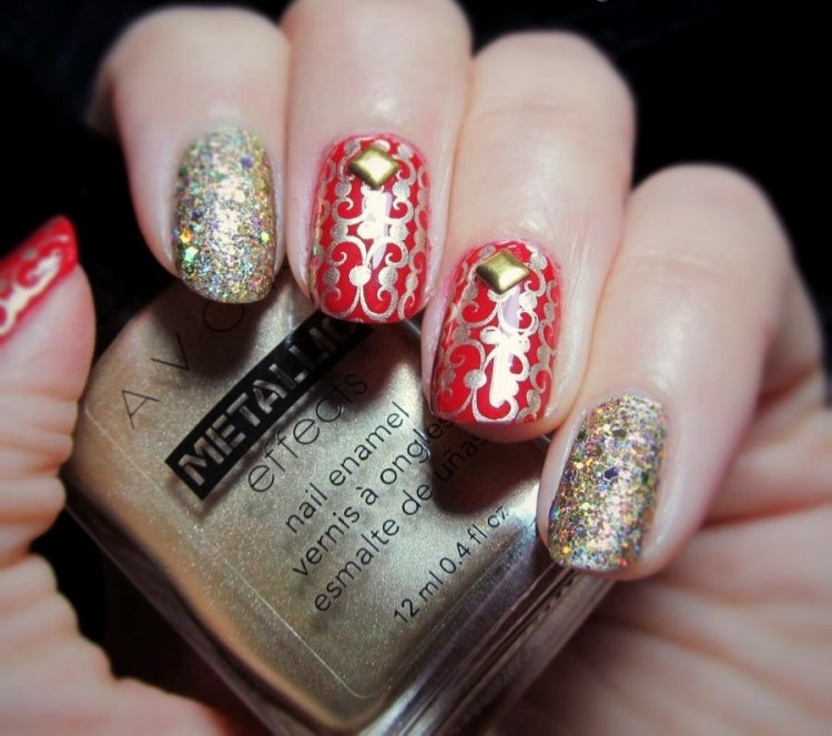 nageldesign-jul-nyår-bilder-glitter-guld-röda-prydnader