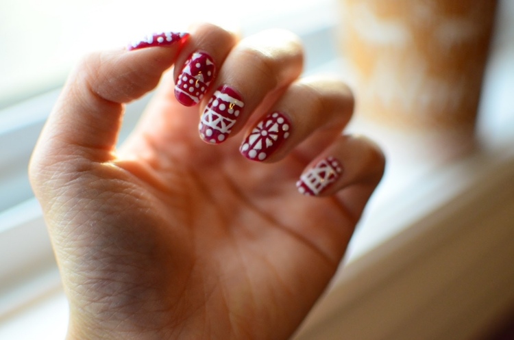 nageldesign-jul-nyår-bilder-röda-snöflingor-tema-nagellack