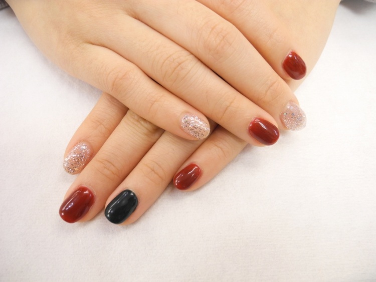 nageldesign-jul-nyår-bilder-svart-röd-transparent-glitter-glamour
