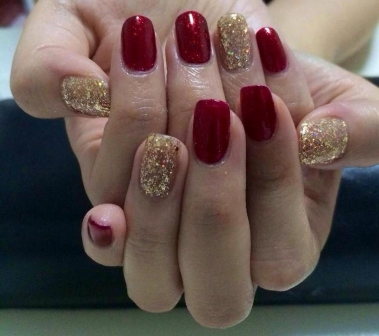 nageldesign-jul-nyår-bilder-röd-skimmer-glitter-guld-manikyr